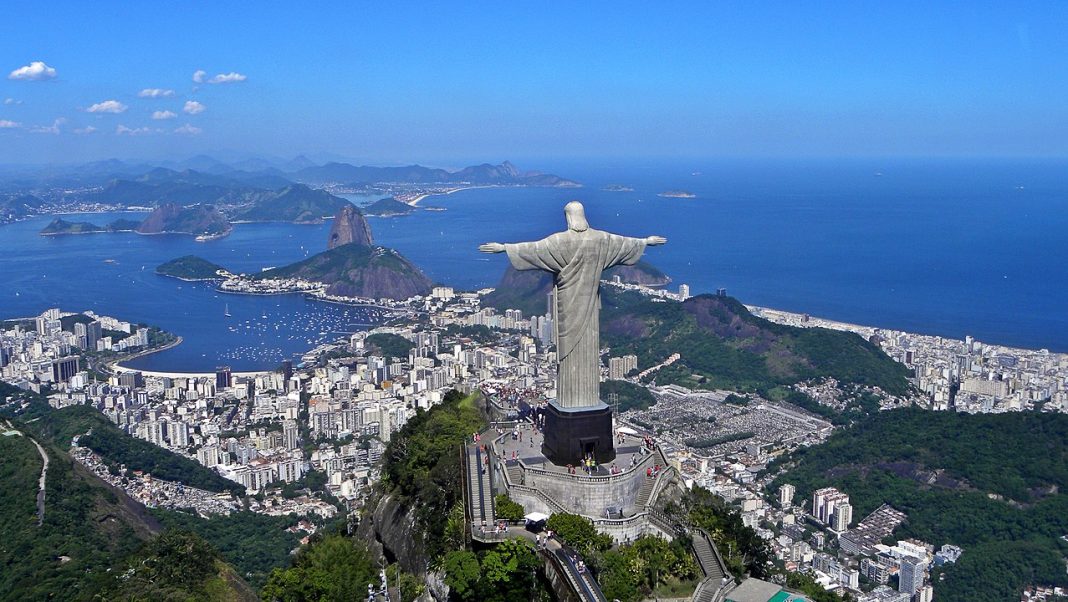 Christ rédempteur et baie de Rio.