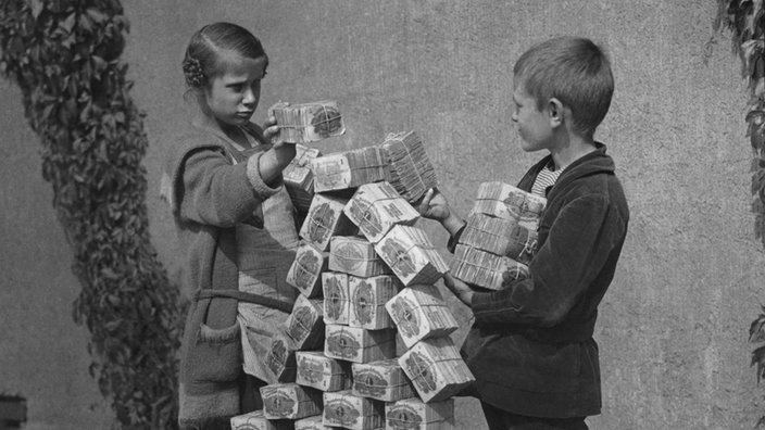 Enfants jouent avec des piles de billets allemands Mark hyperinflation 1923