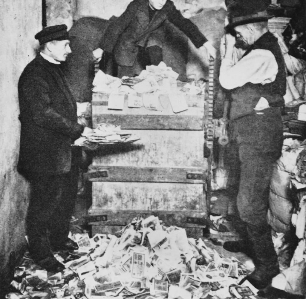 Hommes qui ramassent des billets à la pelle et brouette hyperinflation 1923
