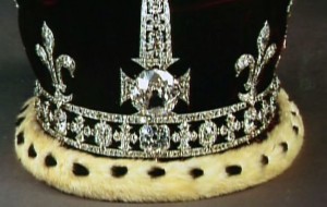 Le diamant Kuu-i-Nur monté sur la couronne de la Reine d'Angleterre