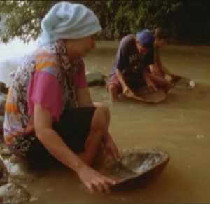 Le travail pénible des petits chercheurs d'or