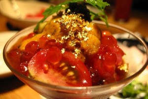 or utilisé dans un restaurant de luxe De l or sur une salade servie dans un grand restaurant